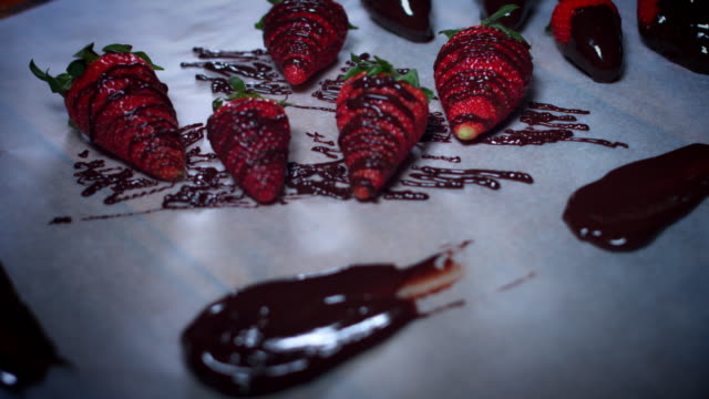 Close-up-de-4K-de-fresas-decoradas-con-Chocolate