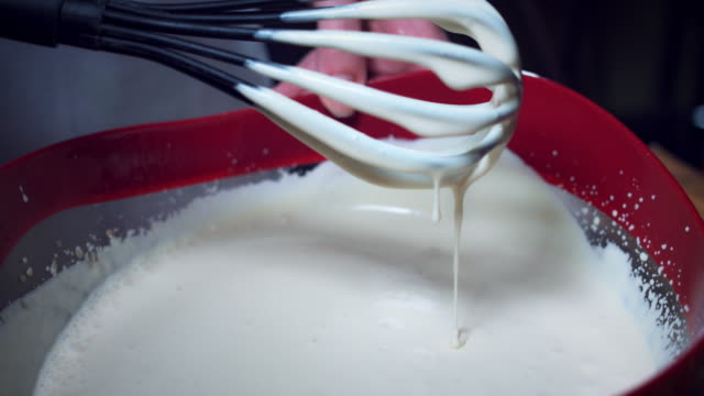 4K-Cake-Baker-Mixing-Cream-with-Kitchen-Tool