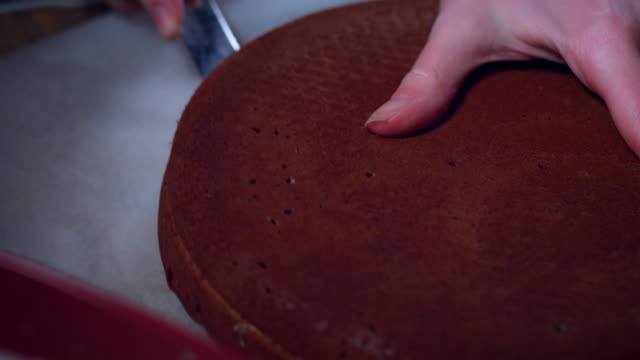 4K-Cake-Baker-Cutting-Hot-Baked-Sponge