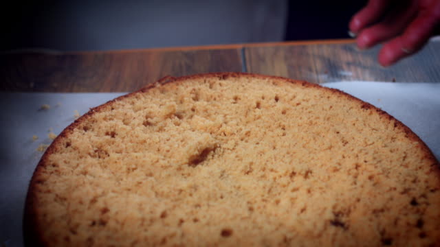 4K-Kuchenbäcker-schneiden-heiß-gebacken-Schwamm