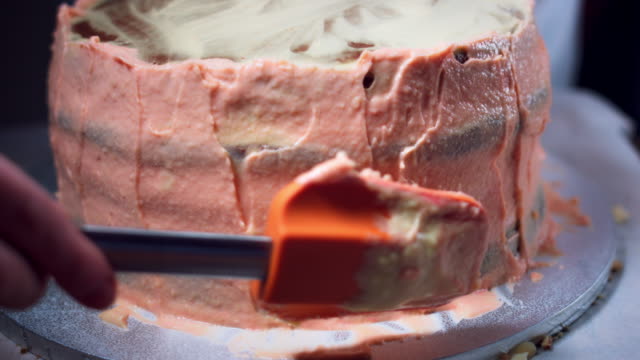 4K-Kuchenbäcker-Verzierung-mit-rosa-Creme