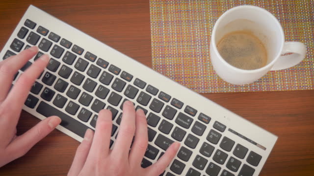 Frau-Blogger-Typen-auf-einer-Computertastatur