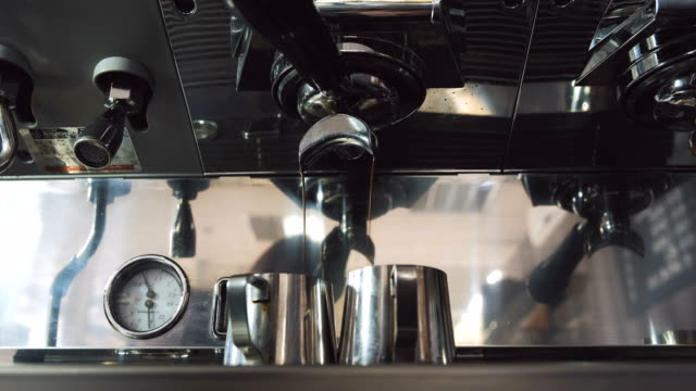 Barista-making-fresh-espresso