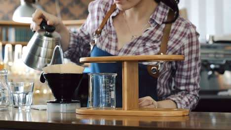 Barista-Brauerei-Kaffee-übergießen
