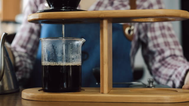 Kaffee-tropft-in-eine-Glasschale
