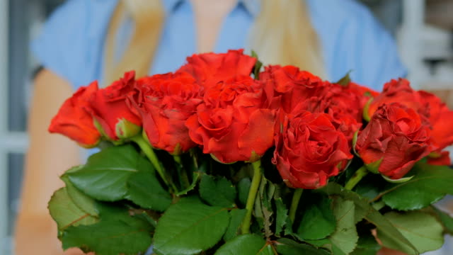 Professionellen-Floristen-Vorbereitung-rote-Rosen-Strauß-am-workshop
