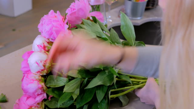 Florist-Frau-machen-Menge-im-Blumenladen
