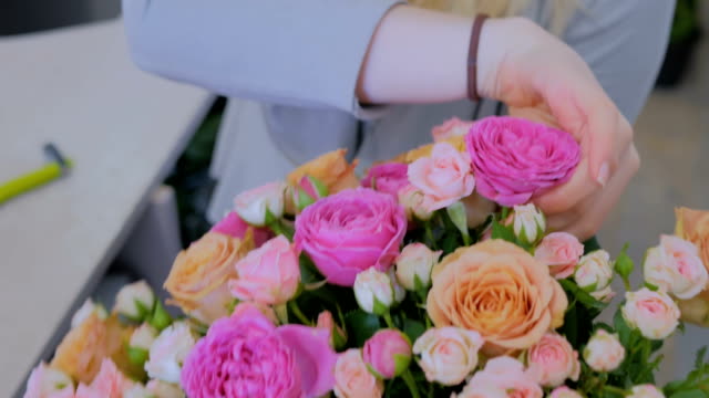 Professional-florist-showing-bouquet-at-studio