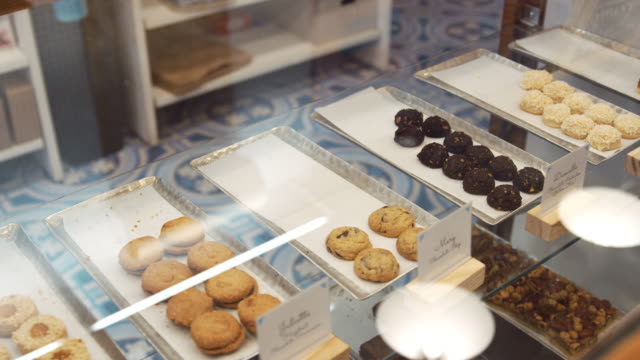 Kekse-und-Süßigkeiten-in-einer-Vitrine-in-einem-shop