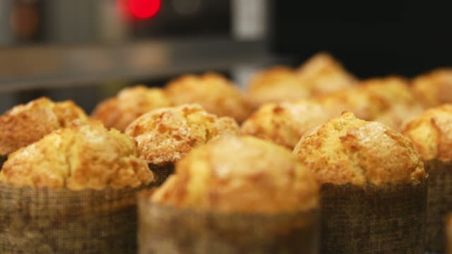 A-baking-tray-of-freshly-baked-muffins-at-a-bakery,-close-up