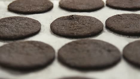 Kreise-der-dunklen-Cookie-Teig-auf-ein-Backblech-in-einer-Bäckerei