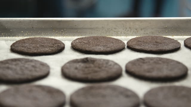 Kreise-der-dunklen-Cookie-Teig-auf-ein-Backblech-in-einer-Bäckerei