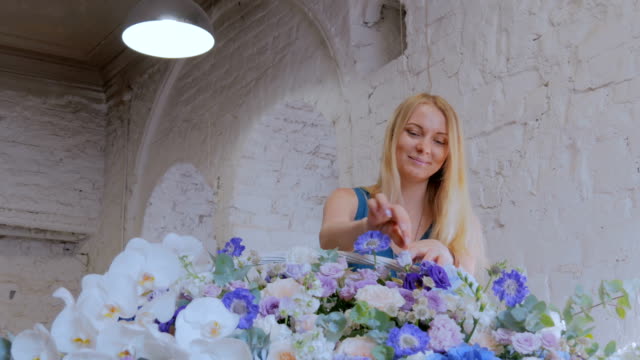 Hacer-cesta-floral-grande-con-flores-en-la-tienda-de-flores-de-Floreria