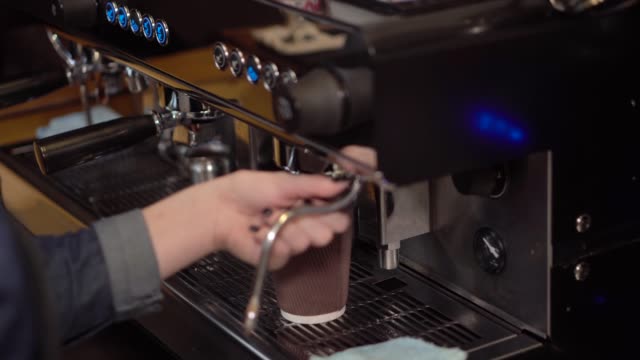 Prozess-der-Vorbereitung-der-Café-Kaffee-von-der-professionellen-Mädchen-Barista-die-Arbeitskraft