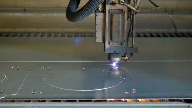 Máquina-de-corte-de-que-la-chapa-con-chispas-y-alta-precisión-del-corte-del-laser
