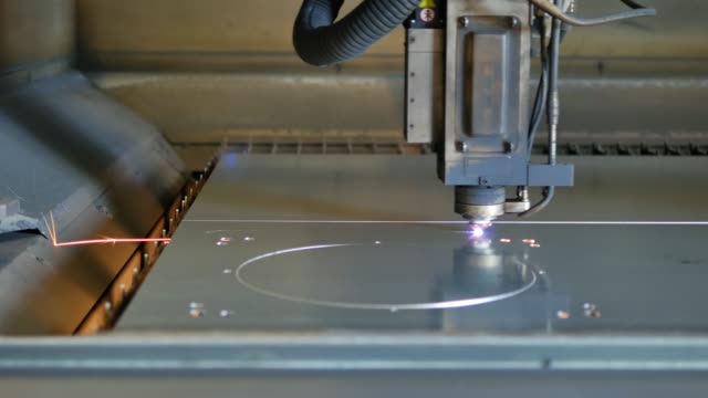 Máquina-de-corte-de-que-la-chapa-con-chispas-y-alta-precisión-del-corte-del-laser