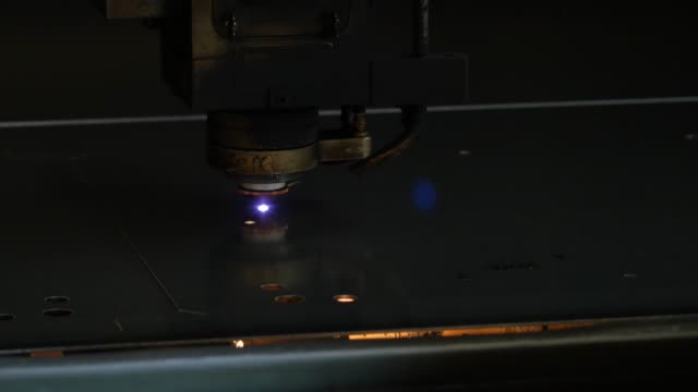 Laser-schneiden-Maschine-beim-Schneiden-das-Blech-mit-Funken-und-hohe-Präzision