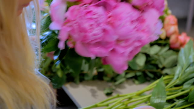 Florist-Frau-machen-Menge-im-Blumenladen
