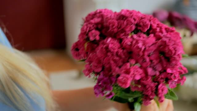Professionellen-Floristen-Strauß-am-Workshop-rosa-türkische-Nelke-vorbereiten