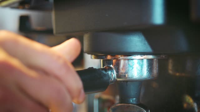 Nahaufnahme-eines-männlichen-Barista-Kaffee-Automaten-im-Cafe
