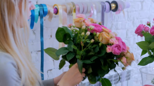 3-Schüsse.-Professionellen-Floristen-machen-schönen-Blumenstrauß-im-Blumenladen
