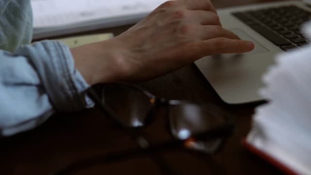 Freelancer-arbeitet-aus-der-Ferne-über-das-Internet-auf-seinem-Computer-sitzen-im-home-office