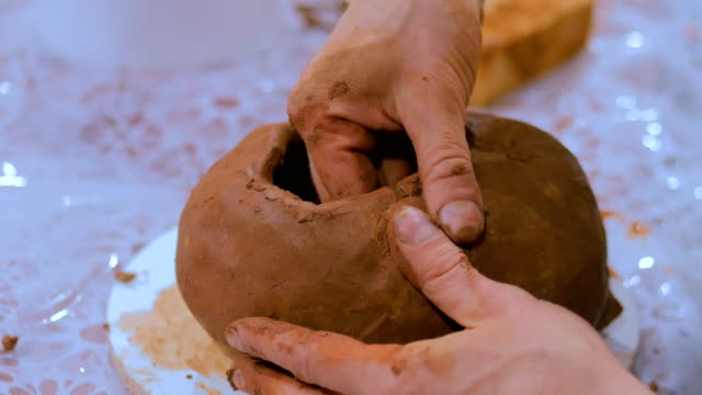 Professionellen-männlichen-Potter-machen-Keramik-Krug