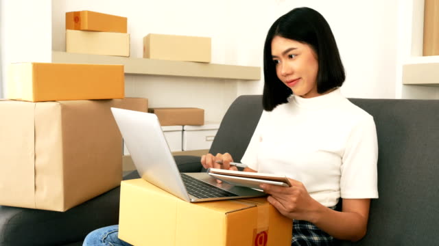 Junge-asiatische-Frau-zu-Hause-arbeiten,-junge-Besitzer-Frau-beginnen-für-Business-Online,-KMU,-Lieferung-Projekt,-Frau-mit-Online-Geschäft-oder-KMU-Konzept.