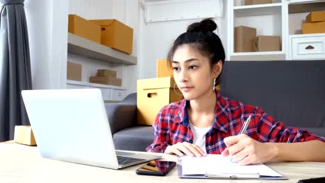 Joven-asiática-mujer-trabajando-en-el-hogar,-joven-propietario-mujer-comenzar-para-los-negocios-en-línea,-PYME,-proyecto-entrega,-mujer-con-negocio-en-línea-o-concepto-de-PYME.