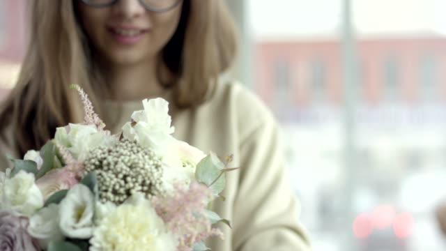 Junge-Floristin-versammelt-eine-rustikale-Hochzeit-Bouquet
