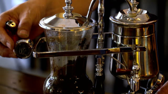 Barista-Kaffeekochen,-Methode-übergießen,-Filterkaffee.-Barista-Kaffeekochen,-Methode-übergießen,-Filterkaffee.