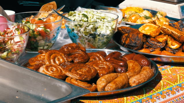 Frisch-gegrilltes-Essen-liegen-auf-dem-Tresen-der-einen-Straßenmarkt