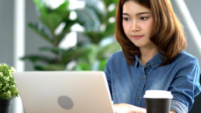 schöne-asiatische-intelligente-Frau-arbeiten-mit-Energie-und-Glück-fröhlich-im-modernen-Office-Hintergrund