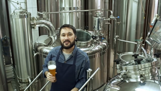 Brauerei-Worker-posiert-mit-Glas-Bier