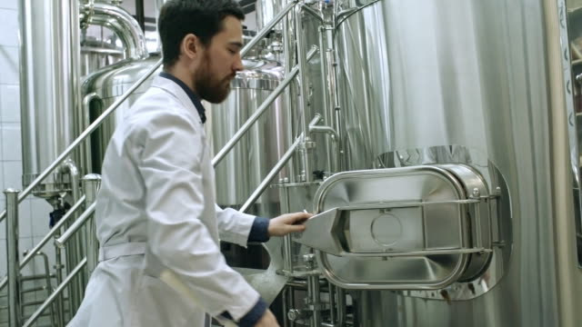 Trabajador-de-cervecería-preparando-grano-para-moler-para-cerveza