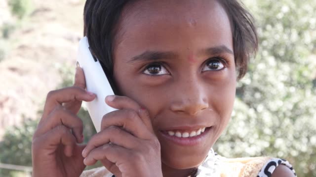 Precioso-poco-indio-hablando-por-su-teléfono-celular-móvil