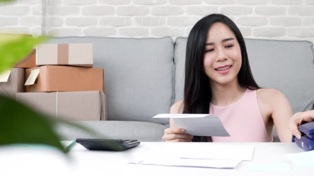 Asiatische-Frau-Unternehmer-oder-Freiberufler-Online-Verkäufer-Arbeiten-von-Zuhause,-Aufträge-von-Kunden-bestätigen