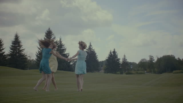 Tres-novias-ronda-danza-en-campo-del-verano