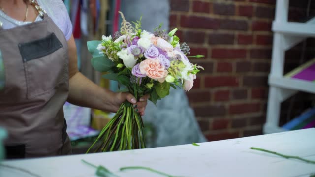 professionellen-Floristen-arrangieren-Hochzeit-Blumenstrauß-im-floralen-Designstudio
