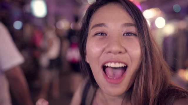 Backpacker-asiatische-Frauen-Blogger-Reisen-Alkohol-oder-Bier-und-tanzen-mit-Freunden-und-mit-Smartphone-oder-Kamera-Foto-und-Aufnahme-machen-Vlog-video-in-Straße-Nacht-in-Bangkok,-Thailand.