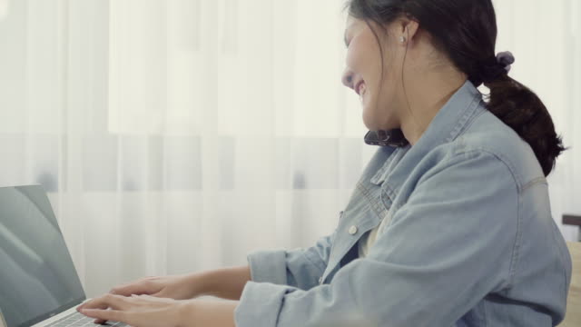 Schöne-intelligente-asiatischen-jungen-Unternehmer-Frau-Eigentümer-von-KMU-online-mit-Smartphone-Aufruf-erhalten-Kunden-und-mit-Laptop-zu-Hause-arbeiten.-Kleinunternehmer-im-home-Office-Konzept.
