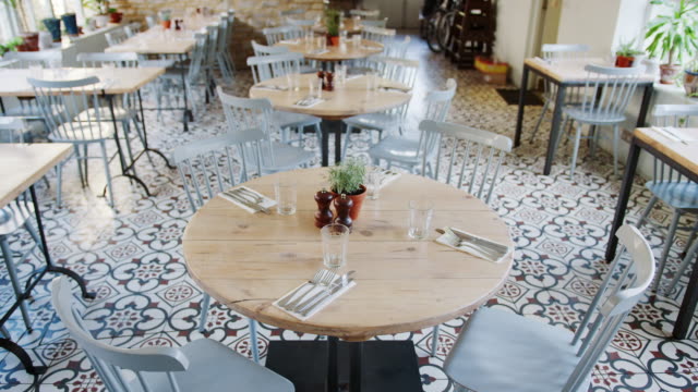 Leeren-Platz-in-einem-Restaurant-mit-runden-Tischen-und-Entenei-blaue-Stühle,-tagsüber,-kippen-Schuss