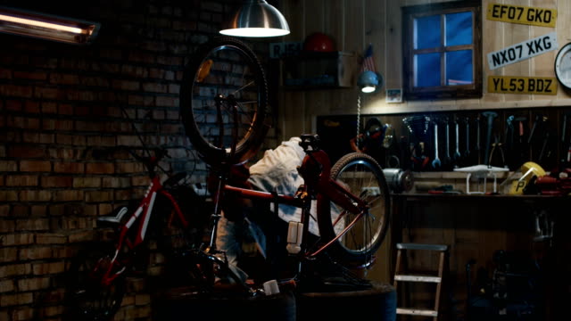 Hombre-que-trabaja-en-una-tienda-de-reparación-de-bicicletas