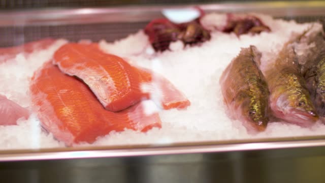 Meeresfrüchte-auf-Eis-im-Kühlschrank-im-Fischgeschäft
