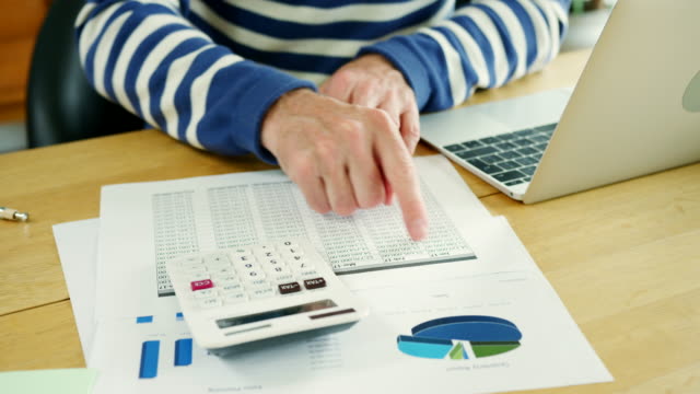Hombre-de-negocios-análisis-y-cálculo-de-datos-financieros-en-su-escritorio