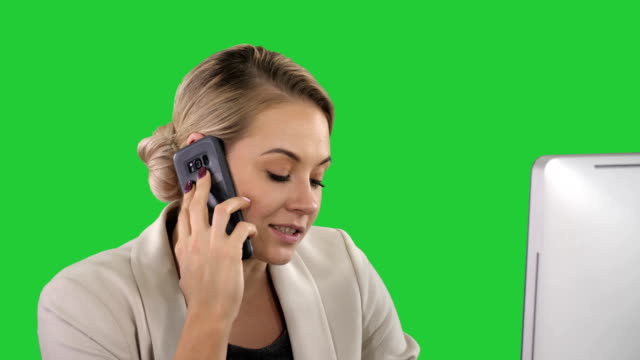 Young-Büro-Frau-Gespräch-mit-jemandem-über-ihr-Mobiltelefon-auf-einem-Green-Screen,-Chroma-Key