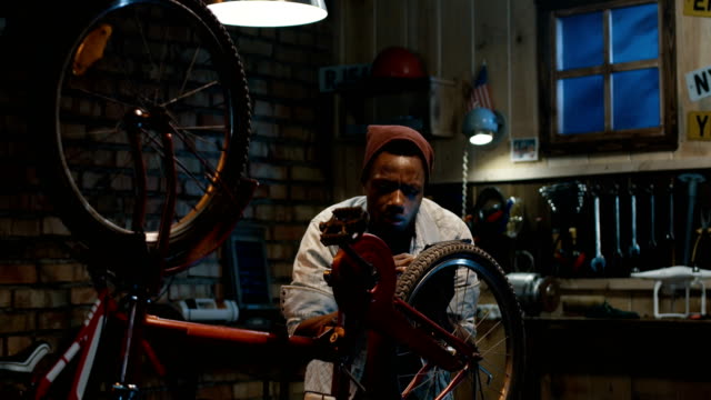 Mann-arbeitet-in-einer-Fahrradwerkstatt