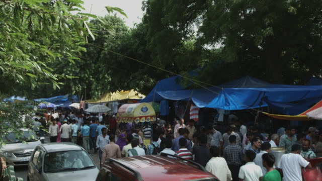 Time-lapse-shot-of-people-at-market-stall