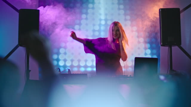 Weibliche-DJ-singen-und-tanzen