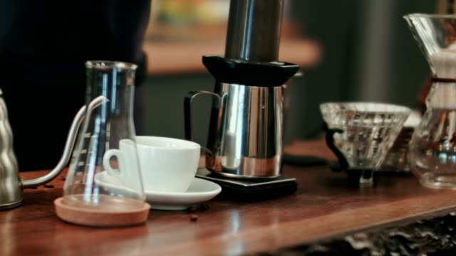 Barista-gießen-Wasser-auf-Kaffee-Boden-mit-filtern